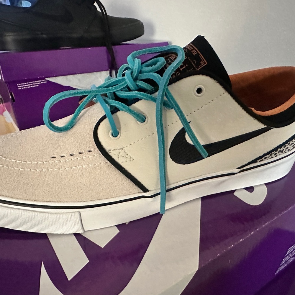 Nike Men's Beige and Black Sneakers with Teal Laces (new)